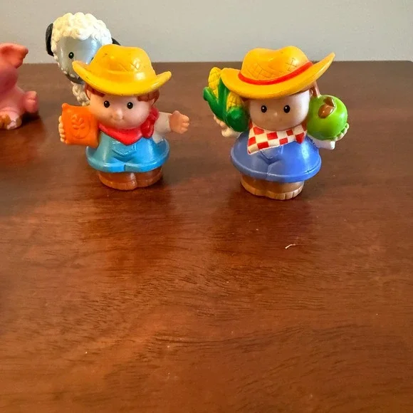 Fisher-Price Little People Farm Lot – 2 Farmers & 4 Animals - Picture 2 of 3